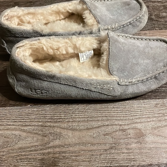 UGG Ansley Gray Moccasin Slippers. Good used condition. Size 8. See photos. - Picture 3 of 7